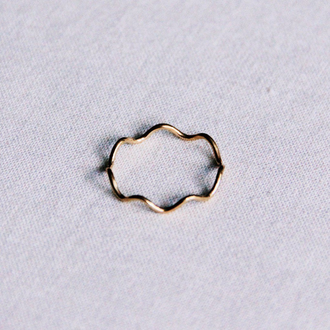 R603: Roestvrijstalen minimalistische golfring - goud