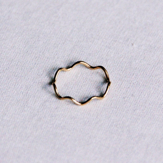R603: Roestvrijstalen minimalistische golfring - goud