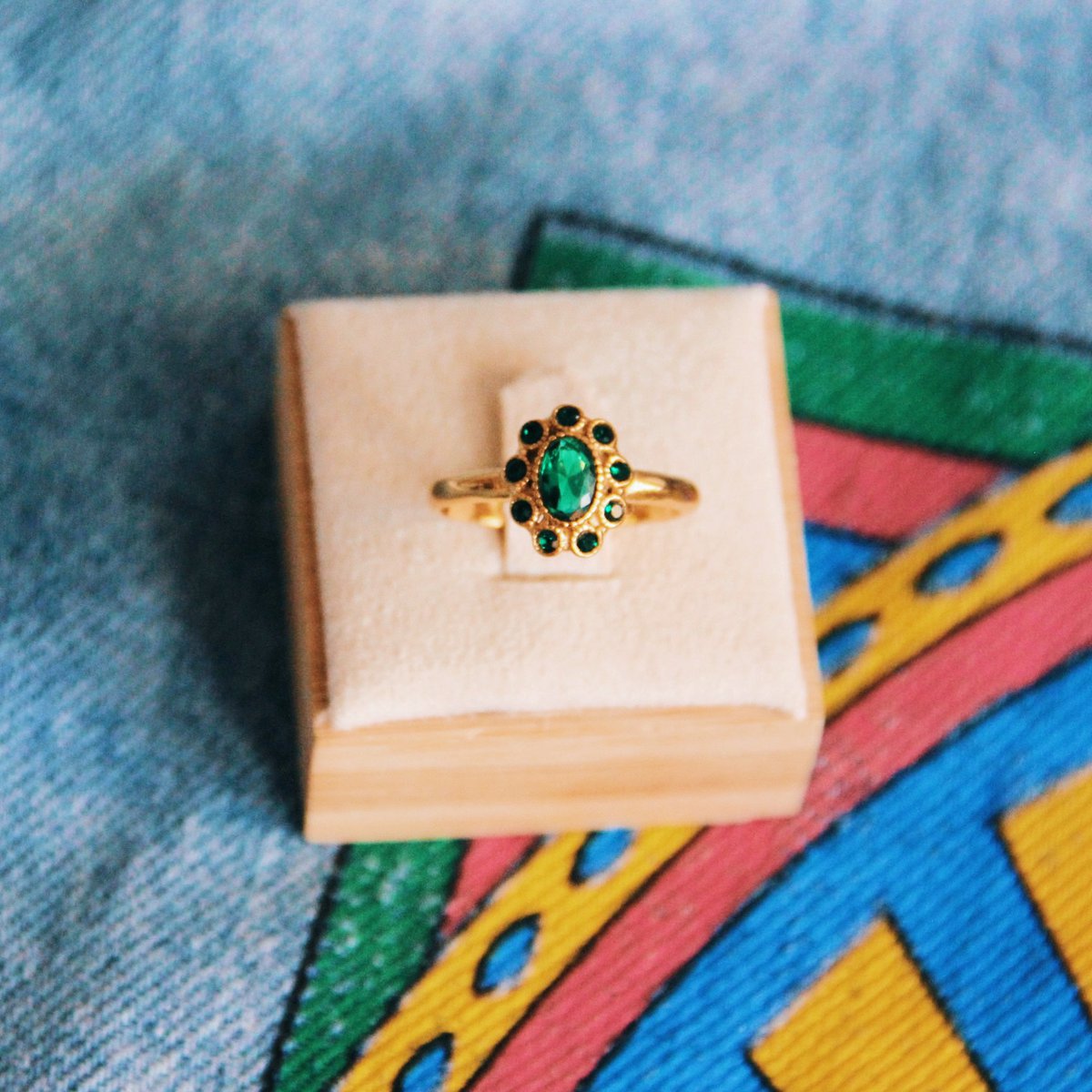R612: Roestvrijstalen vintage ring met groene stenen - goud