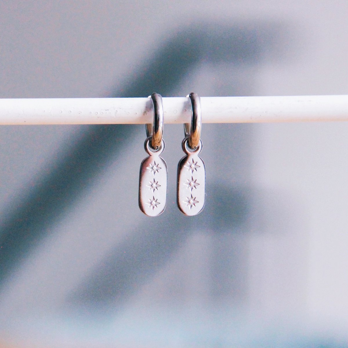 SS340: RVS creolen met tag en sterren β zilver