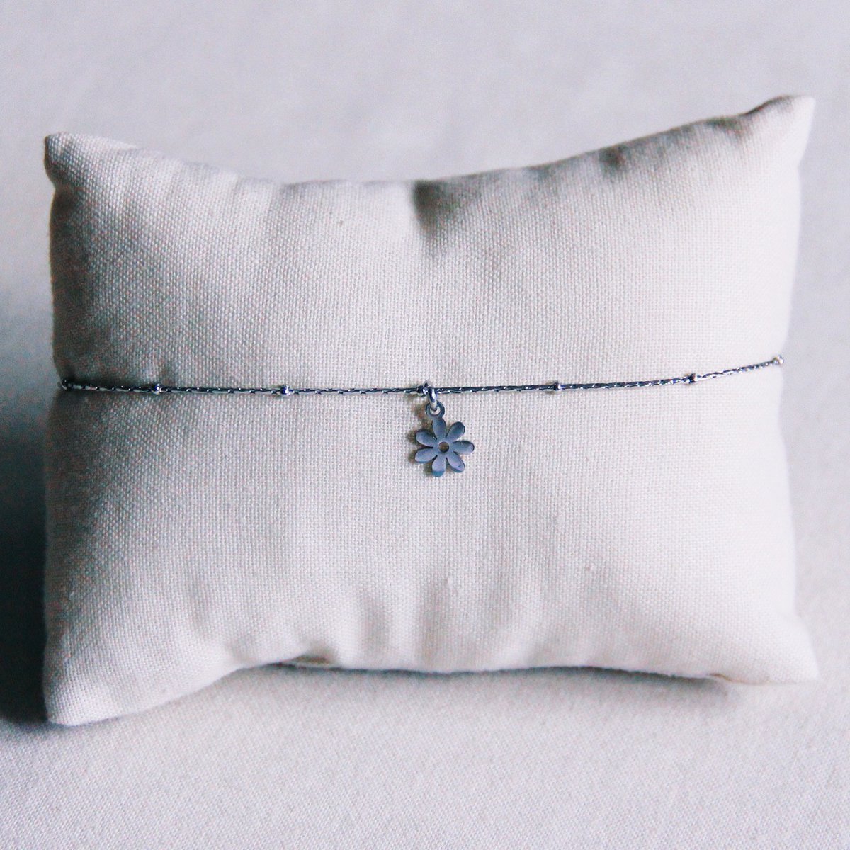 Fijn enkelbandje van roestvrij staal met madeliefjebloem β zilver