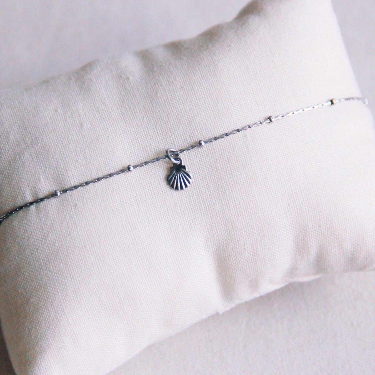 Fijn enkelbandje van roestvrij staal met mini-schelp β zilver
