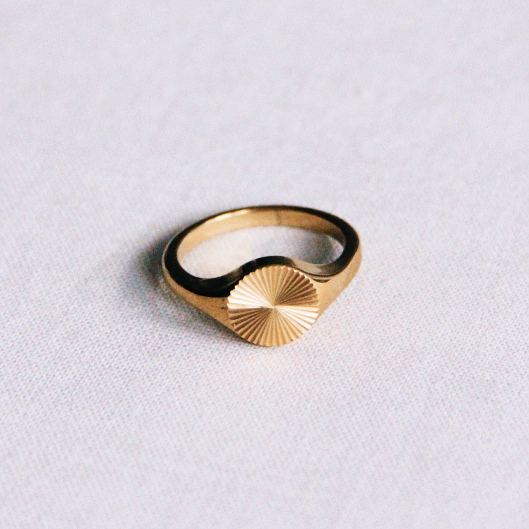 R610 - Edelstalen ring met gedecoreerde print - goud