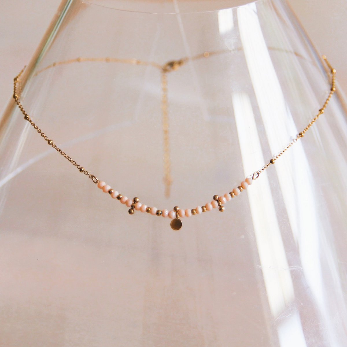 Fijne roestvrijstalen ketting met mini facetten en kralen - nude/goud