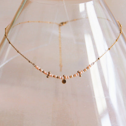 Fijne roestvrijstalen ketting met mini facetten en kralen - nude/goud