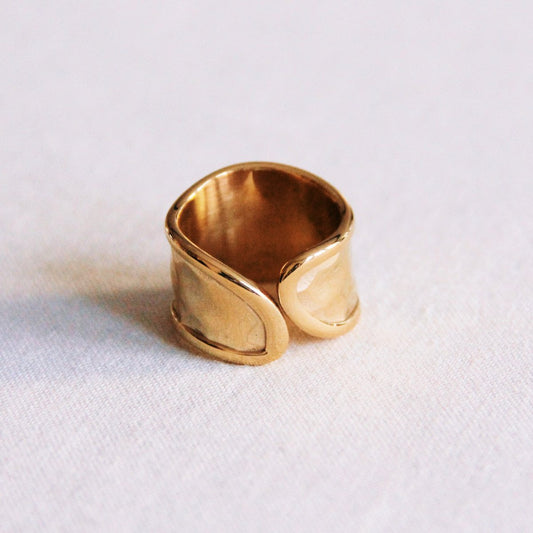Massieve gedeukte ring