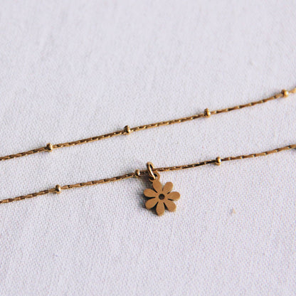 Fijn enkelbandje van roestvrij staal met madeliefjebloem – goud